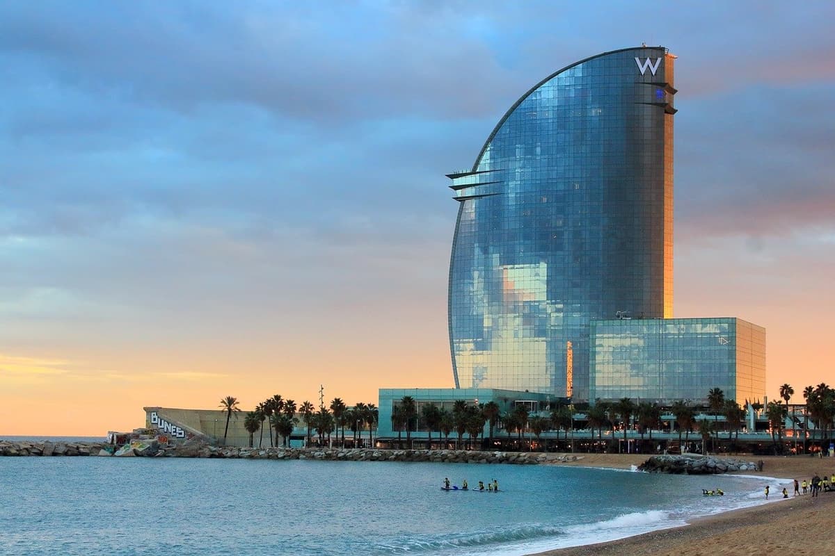 Foto del Hotel Vela en la playa de la Barceloneta